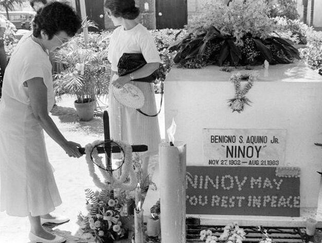 Coraz&oacute;n Aquino visita la tumba de su esposo, Benigno Aquino, el l&iacute;der asesinado de la oposici&oacute;n filipina a la dictadura de Marcos. / AFP Photo &middot; Reuters