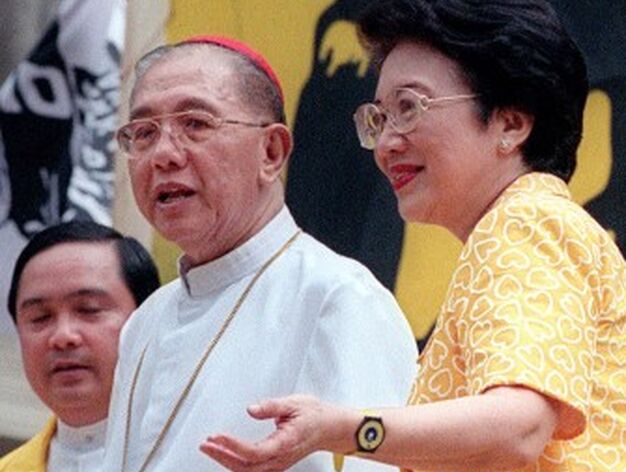 La ex presidenta, con Jaime Sin, el l&iacute;der de la Iglesia cat&oacute;lica en Filipinas en 1999. / AFP Photo &middot; Reuters