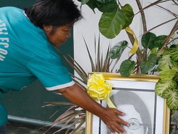 Una mujer deposita flores en un santuario improvisado por la muerte de Coraz&oacute;n Aquino, que ha pasado  a la historia como la primera mujer que presidi&oacute; Filipinas. / AFP Photo &middot; Reuters