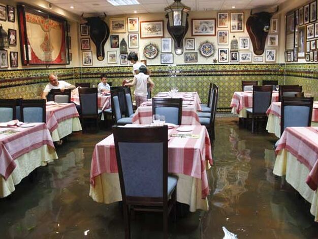 Algunos clientes de restaurantes optaron por permanecer en las mesas a pesar de que el agua cubr&iacute;a los locales.
FOTO:Javier Flores