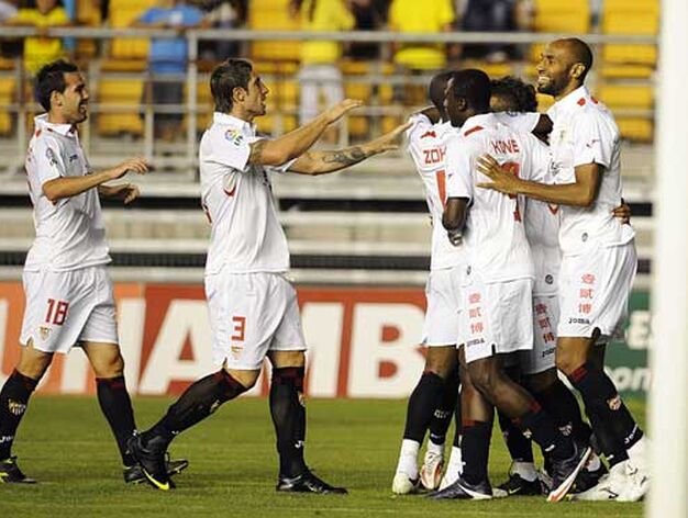 Los jugadores del Sevilla felicitan a Adriano tras el primer gol. 

Foto: Cristina Quicler (Afp)