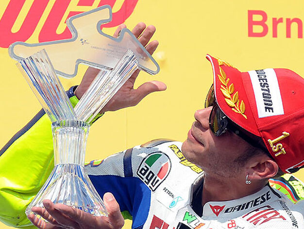 El piloto italiano Valentino Rossi, del equipo Yamaha, celebra en el podio con su trofeo tras imponerse en el Gran Premio de la Rep&uacute;blica Checa de MotoGP.

Foto: EFE