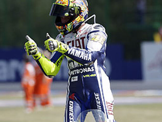 Valentino Rossi celebra su victoria.

Foto: Reuters