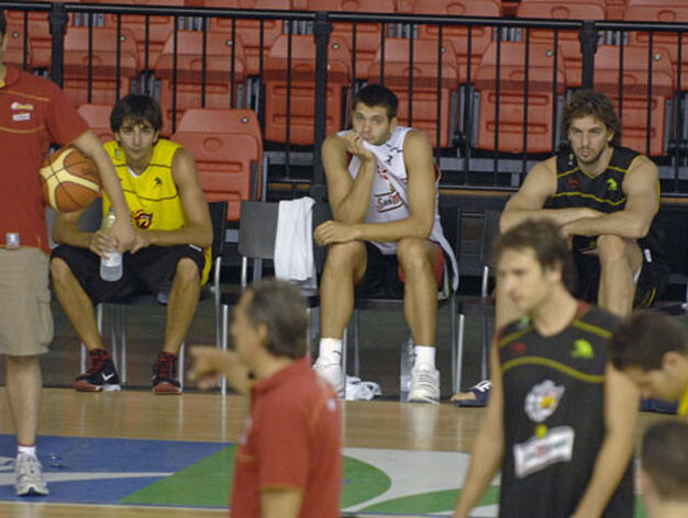 Ricky Rubio, Felipe Reyes y Pau Gasol observan, desde el banquillo, a sus compa&ntilde;eros de equipo./ Manuel G&oacute;mez
