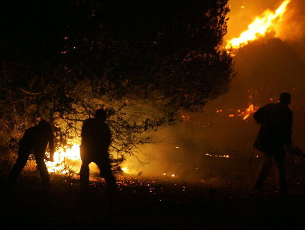 Voluntarios intentan apagar el incendio en los alrededores de Atenas.

Foto: Efe