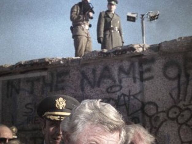 Edward Kennedy visita el Muro de Berl&iacute;n mientras lo observan varios guardias de la extinta Alemania Oriental.

Foto: Efe