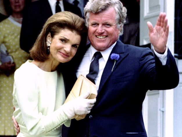 El senador posa con su cu&ntilde;ada Jacqueline Kennedy Onassis.

Foto: Efe