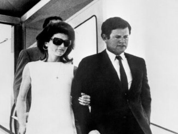 El senador acompa&ntilde;a a su cu&ntilde;ada Jaqueline Kennedy en agosto de 1968.

Foto: Efe