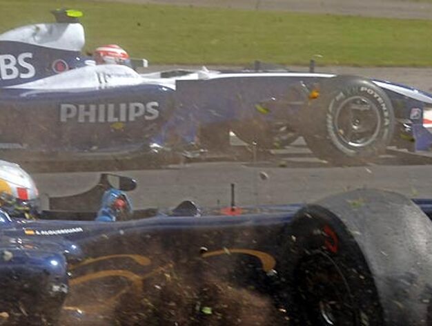 El piloto espa&ntilde;ol de Toro Rosso Jaime Alguersuari se sale de la pista tras chocar con Lewis Hamilton (McLaren) y Jenson Button (Brawn GP).

Foto: Afp Photo / Reuters / Efe