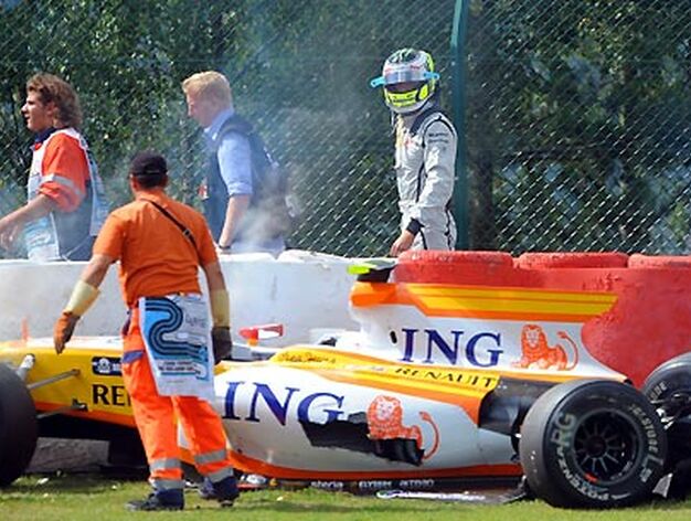 Button observa el estado del coche de Grosjean.

Foto: Afp Photo / Reuters / Efe