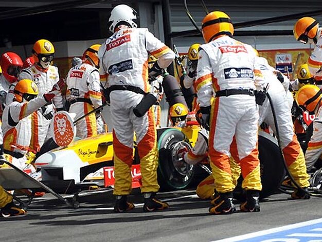 Los mec&aacute;nicos de Renault trabajan en el tapacubos da&ntilde;ado del coche de Alonso que, a la postre, obligar&iacute;a al asturiano a abandonar la carrera.

Foto: Afp Photo / Reuters / Efe