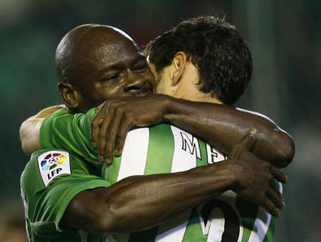 Eman&aacute; y Melli se abrazan tras un gol. / Antonio Pizarro