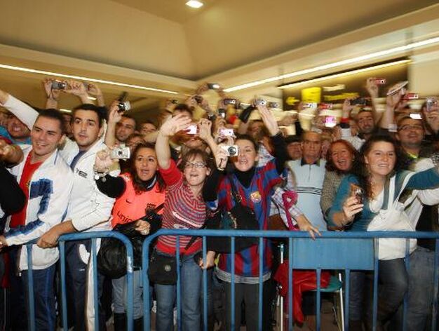 Unos trescientos aficionados del FC Barcelona no se quisieron perder la llegada de sus &iacute;dolos en el aeropuerto de Jerez. 

Foto: Juan Carlos Toro