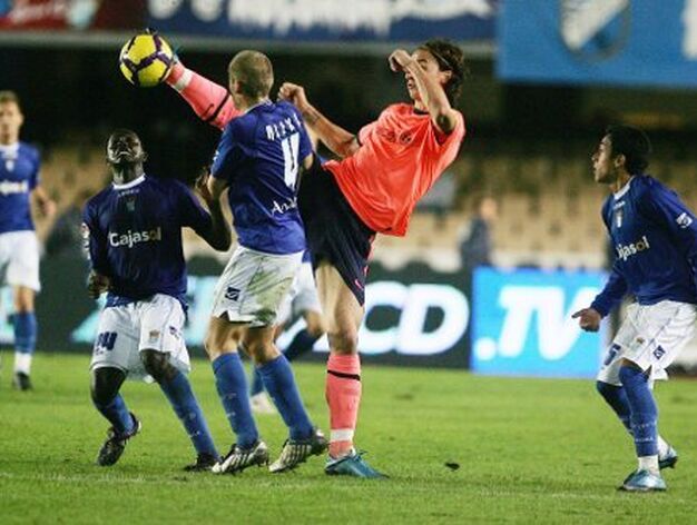 El ariete Ibrahimovic levanta la pierna en exceso ante &Aacute;lex Berganti&ntilde;os al intentar llevarse un bal&oacute;n.

Foto: Pascual