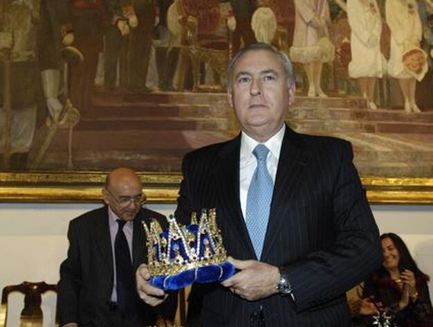 Felipe Cecilia (jefe de los servicios de oncolog&iacute;a del Hospital Macarena) posa con su corona del Rey Melchor.

Foto: Manuel G&oacute;mez