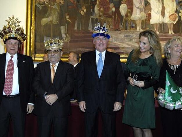 Los tres Reyes Magos posan con sus coronas puestas.

Foto: Manuel G&oacute;mez