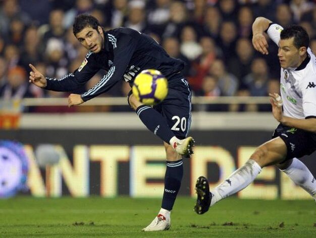 El Madrid supera al Valencia en Mestalla. / AFP, Reuters, EFE