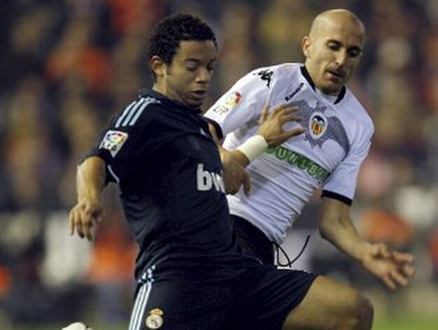 El Madrid supera al Valencia en Mestalla. / AFP, Reuters, EFE