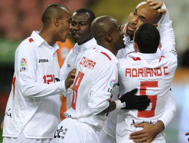 kanoute no falt&oacute; a su cita con el gol. / Fotos: EFE, Reuters, AFP
