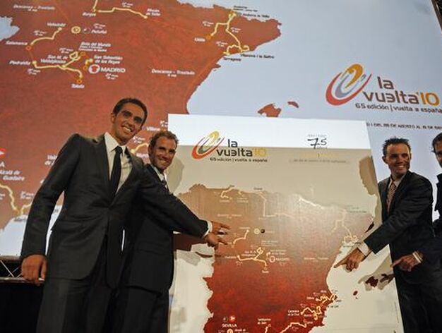 Los ciclistas, de izquierda a derecha, Alberto Contador, Alejandro Valverde, Samuel Sanchez y Ezequiel Mosquera posan junto al mapa con el recorrido de La Vuelta'10.

Foto: Agencias