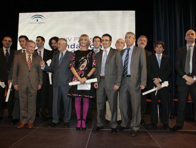 Foto de familia de los galardonados en los XXIV Premios Andaluc&iacute;a de Periodismo.

Foto: Juan Carlos Mu&ntilde;oz