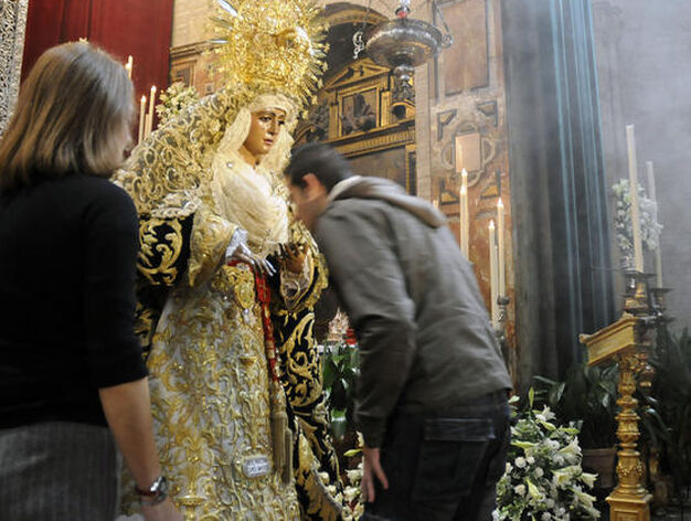 Besamanos de la Esperanza de Triana en la capilla de los Marineros.

Foto: Juan Carlos V&aacute;zquez