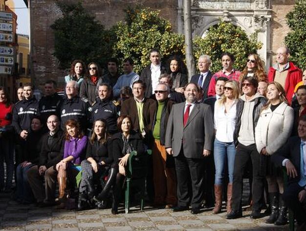 Foto de familia con los miembros del equipo de rodaje y colaboradores en la Plaza de Pilatos.

Foto: Victoria Hidalgo