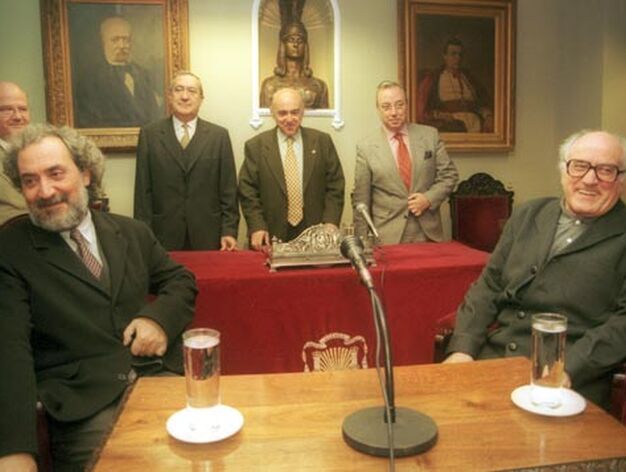 Javierre en el Ateneo con el Defensor del Pueblo Andaluz, Jos&eacute; Chamizo en el 2000.

Foto: David Estrada