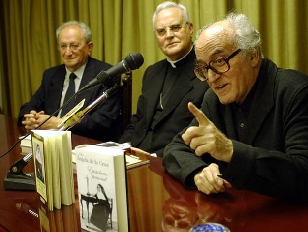 El Padre Javierre en la presentaci&oacute;n del libro sobre Sor &Aacute;ngela en el 2003.

Foto: Manuel G&oacute;mez