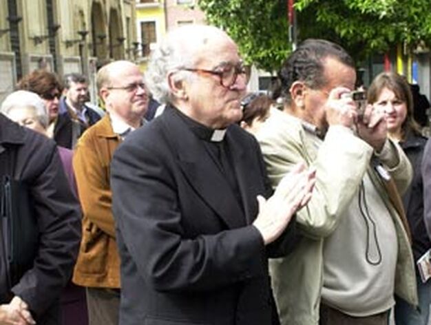 El sacerdote y periodista en el funeral por el Padre Leonardo en el 2005.

Foto: Juan Carlos Mu&ntilde;&oacute;z