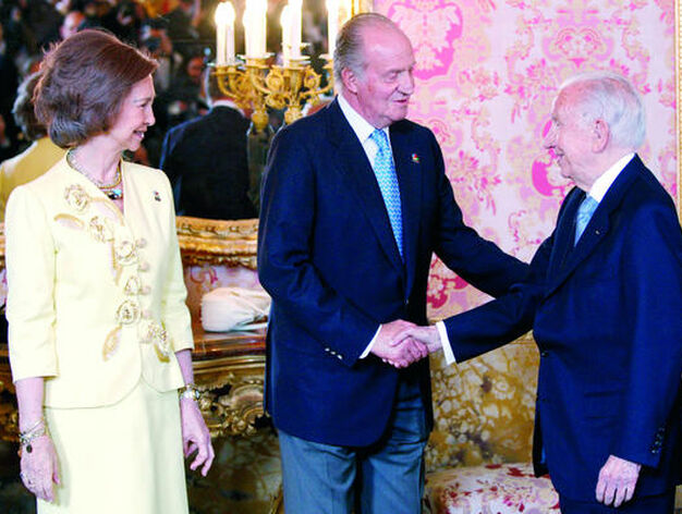 El rey don Juan Carlos saluda a Juan Antonio Samaranch en presencia de la reina do&ntilde;a Sof&iacute;a, momentos antes del almuerzo que ofrecieron los Reyes de Espa&ntilde;a a los miembros de la Comisi&oacute;n de Evaluaci&oacute;n del COI, el pasado a&ntilde;o.

Foto: Chema Moya / Efe