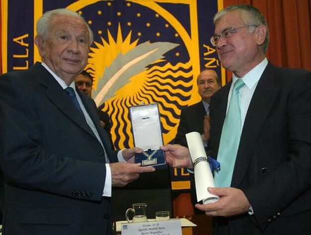 Juan Antonio Samaranch recibe de manos de Agust&iacute;n Madrid la Medalla de Honor de la Universidad Pablo de Olavide, en 2005.

Foto: Manuel G&oacute;mez.