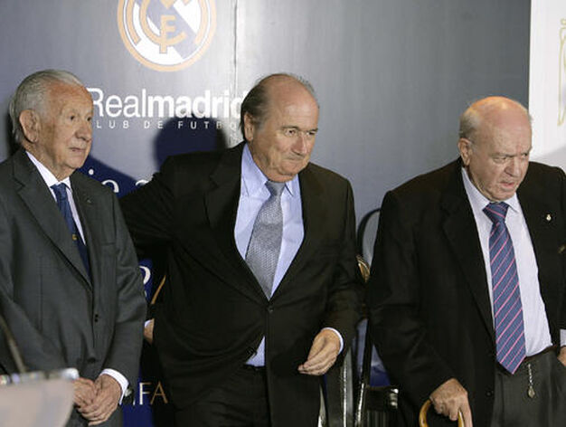 Samaranch posa junto a Alfredo di St&eacute;fano y Joseph Blatter en 2006, el d&iacute;a en que el presidente de la FIFA recibi&oacute; el t&iacute;tulo de Socio de Honor del Real Madrid.

Foto: &Aacute;ngel D&iacute;az / Efe