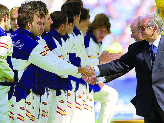 Samaranch saluda a los jugadores de la selecci&oacute;n espa&ntilde;ola de f&uacute;tbol en la ceremonia de entrega de medallas de Sidney 2000.