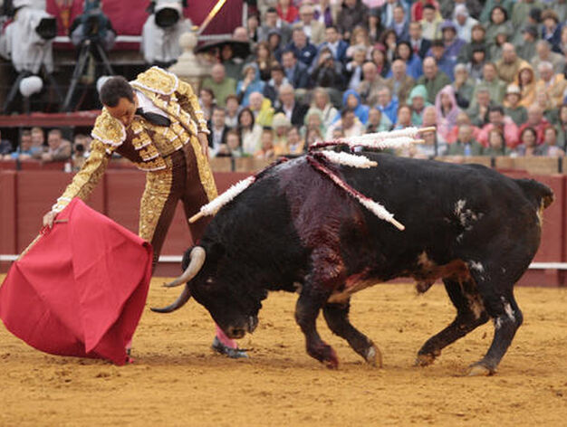 Manuel Jes&uacute;s 'El Cid', que dio la vuelta al ruedo, en su primer toro de la tarde.

Foto: Juan Carlos Mu&ntilde;oz