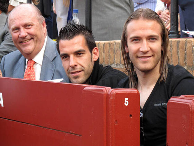 Jos&eacute; Moya, presidente de Pers&aacute;n, con los futbolistas del Sevilla FC &Aacute;lvaro Negredo y Diego Capel.

Foto: Victoria Ram&iacute;rez