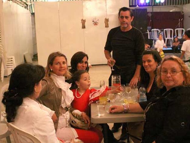 Un grupo de personas disfrutando de la primera cena en el recinto ferial./Fotos:Vanessa P&eacute;rez

Foto: Vanessa perez