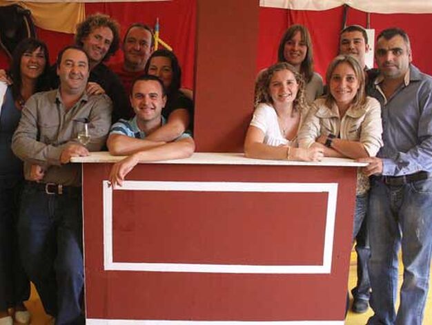 Familiares y amigos tras uno de los burladeros del Toro Embolao./Fotos:Vanessa P&eacute;rez

Foto: Vanessa Perez