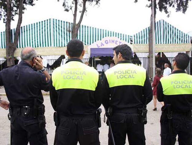 Cuatro agentes de la Polic&iacute;a Local de Los Barrios en la avenida 15 de mayo del recinto ferial, ayer./Fotos:Vanessa P&eacute;rez

Foto: Vanessa Perez