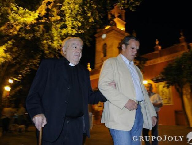 Camino Olivares, el director espiritual de la hermandad se marcha del lugar.

Foto: Antonio Pizarro