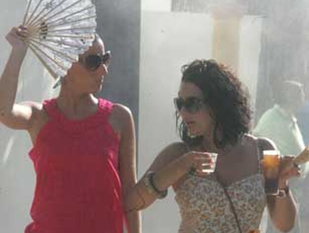 Dos chicas aguantando el sofocante calor en una de las calles del real

Foto: J.M.Q.