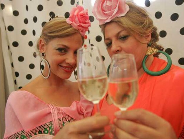 Dos mujeres posan con sus copas de vino

Foto: J.M.Q.