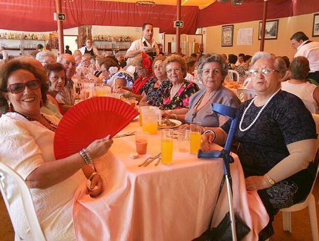 Bienestar Social ofreci&oacute; ayer en La Pe&ntilde;a El Barrio otro almuerzo a los mayores.

Foto: Jose Maria Qui?s
