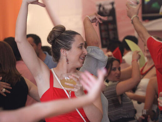 Mujeres bailando en el real. 

Foto: Vanessa Perez