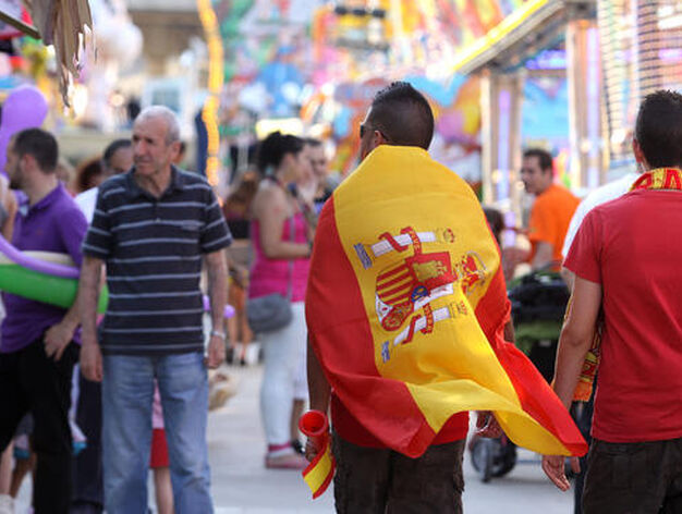 Un joven pasea envuelto en la bandera de Espa&ntilde;a. 

Foto: Vanessa Perez