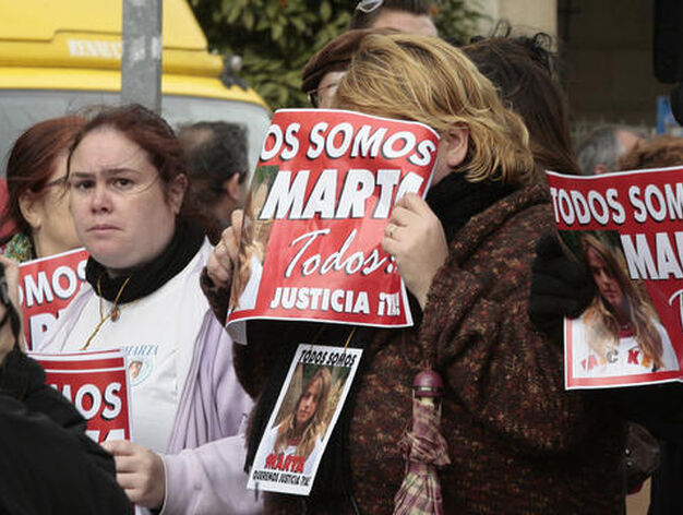 Ciudadanos piden justicia a las puertas del juzgado en la primera jornada del juicio de Marta del Castillo.

Foto: Juan Carlos Mu&ntilde;oz