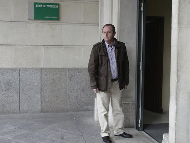 El padre de Marta del Castillo, Antonio, espera en la puerta del juzgado.

Foto: Juan Carlos Mu&ntilde;oz
