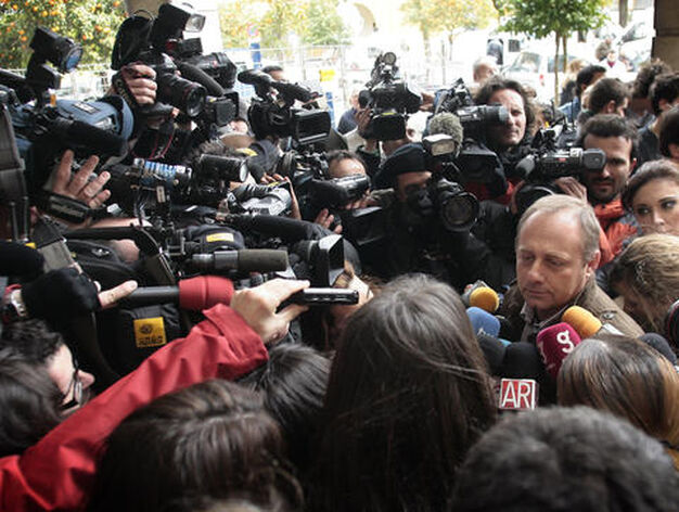 El padre de Marta de Castillo es interrogado por los medios a su llegada a los juzgados.

Foto: Juan Carlos Mu&ntilde;oz