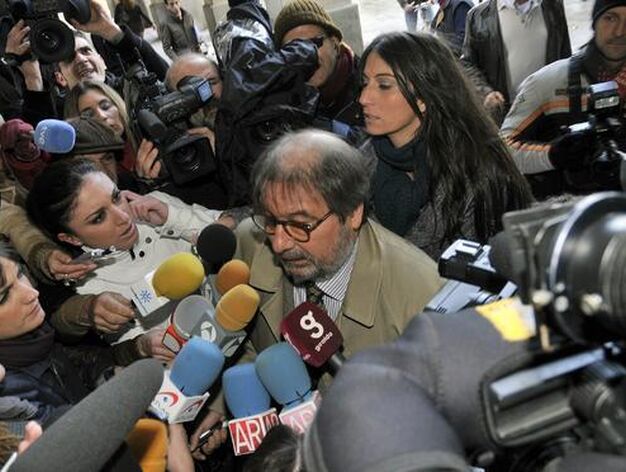 Fernando de Pablo, abogado del Cuco, declara ante los medios de comunicaci&oacute;n.

Foto: Juan Carlos V&aacute;zquez
