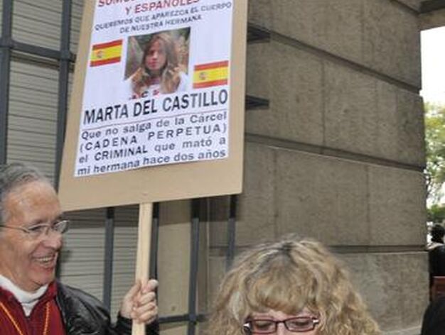 Mar&iacute;a del Mar, la madre de la asesinada Sandra Palo, acude a las puertas del juzgado.

Foto: Juan Carlos V&aacute;zquez